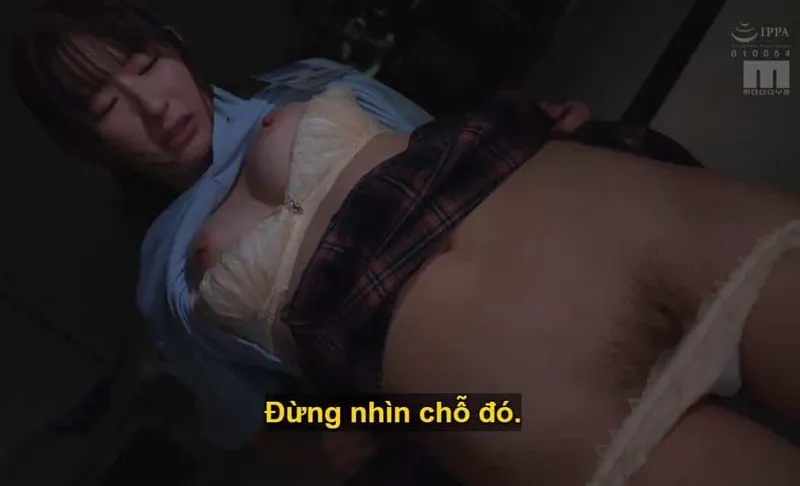 Ông chủ lập mưu quan hệ tình dục với cô nhân viên kiêu kỳ lười nhác, suốt ngày bận rộn chat chit cùng người yêu.